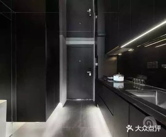 每日分享现代奢华风，厨房竟是粉色的，再加个小吧台，太有情调了