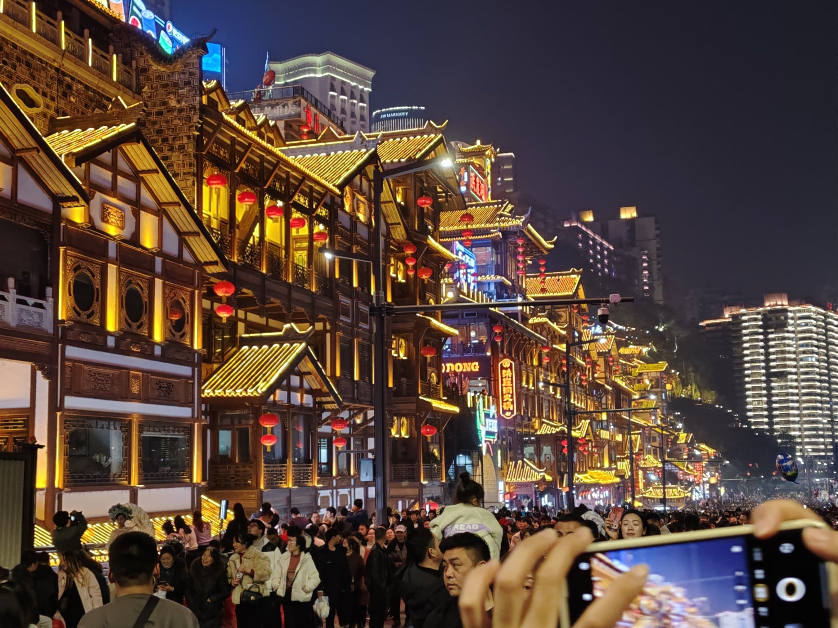 夜幕降临时,洪崖洞的夜景显得格外迷人,吸引了众多游客前来观赏