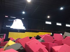-嘿哟动霸CHUA·新潮玩运动娱乐中心·蹦床滑冰团建乐园