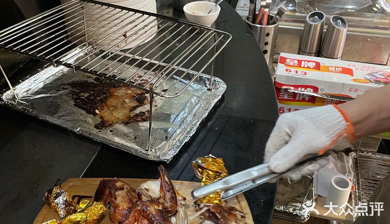 吃到嘴里的口感就像爆浆芝士，咬下去，一口满足