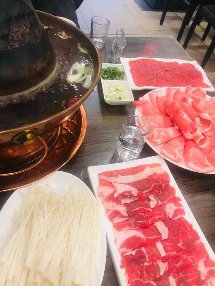 鸿运楼老北京涮肉(大栅栏西街店)-"金针菇已经先下锅了.