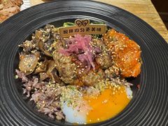 超满足京都牛肉蘑菇堡盖浇饭-秘密旅行Bonjour(黑金冠 江南西店)