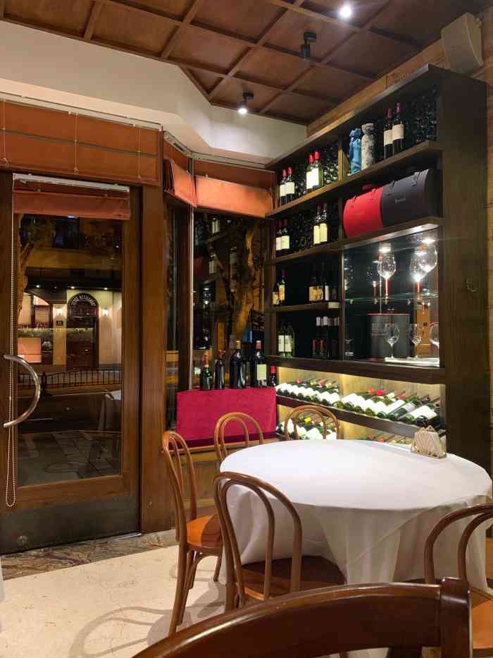 constellation wine-"酒不错,说不清是美式还是日式,服务生穿得.