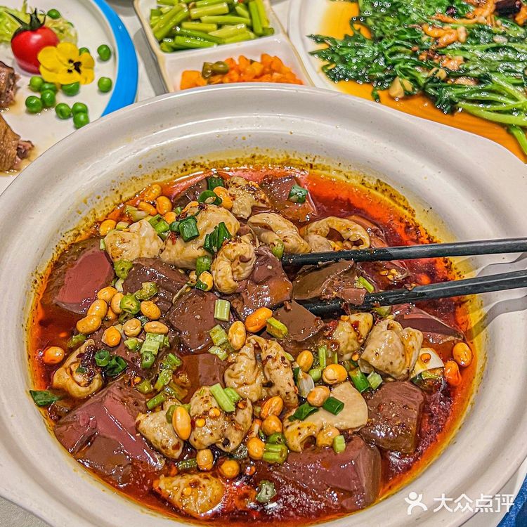 炸八块,这都是招牌 包括吃饭之前会有开胃小菜