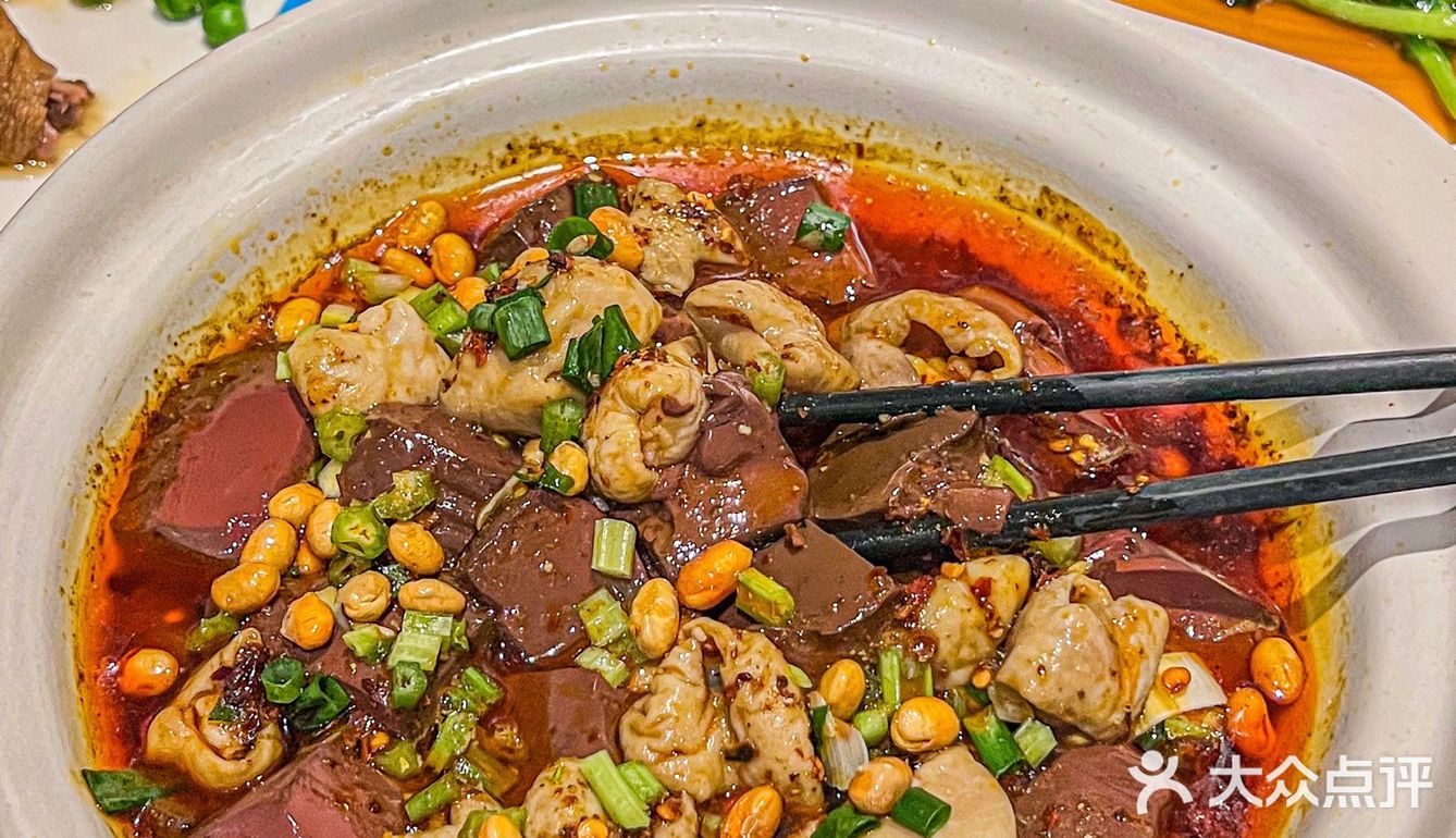 炸八块，这都是招牌 包括吃饭之前会有开胃小菜