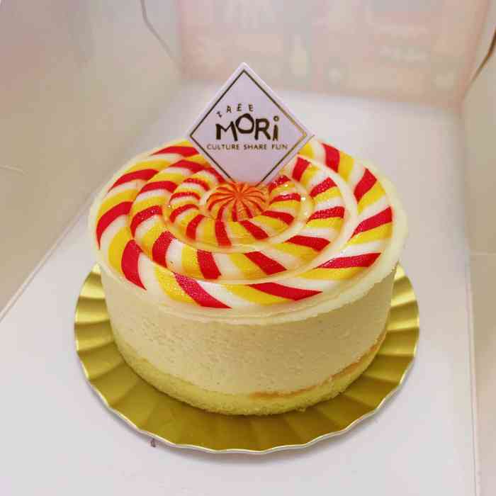 浮力森林的蛋糕系列还是蛮喜欢的,尝试了一款七彩炫,奶油比较多蛋糕体