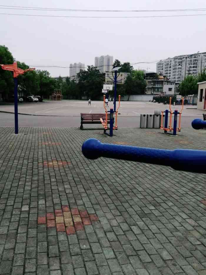 武汉市武泰闸体育场-"体育场的确是个晚上散步的好去处,只是跑道.