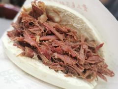 腊羊肉夹馍-西安贾三灌汤包·回坊小吃·清真炒菜(北院门总店)