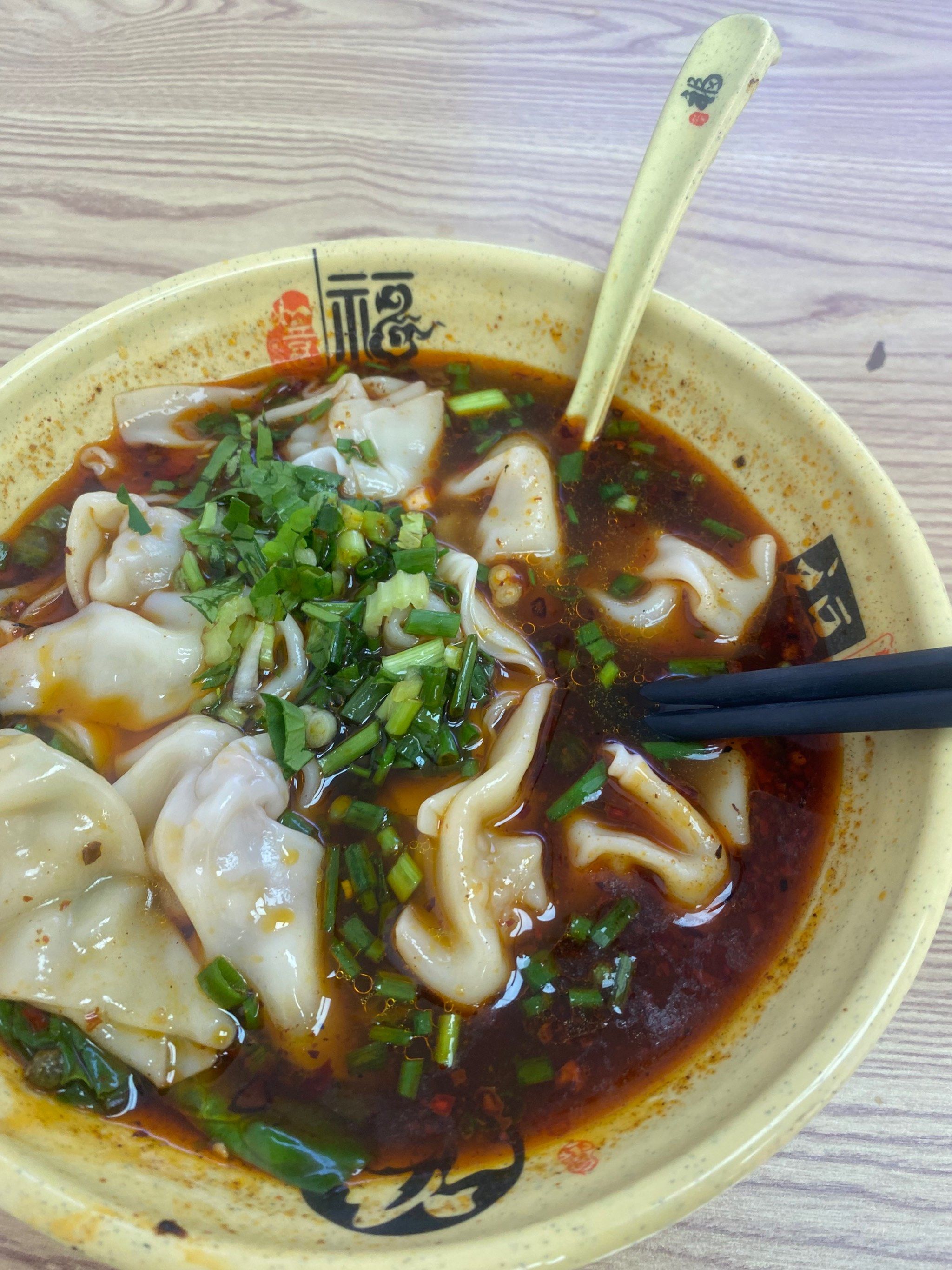 重庆小面店:红油抄手,肉汁饱满,鲜辣爽口,每一口都是满足! 