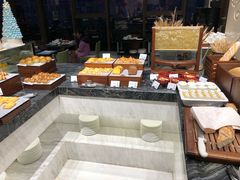 面包甜点陈列柜-索菲特酒店 · 云尚天际自助餐厅