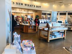 热销书展台-太平洋中心(CF Pacific Centre)