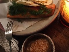 温热烟熏三文鱼配烤饺子皮配芥末籽酱-BOR Eatery(安福路店)