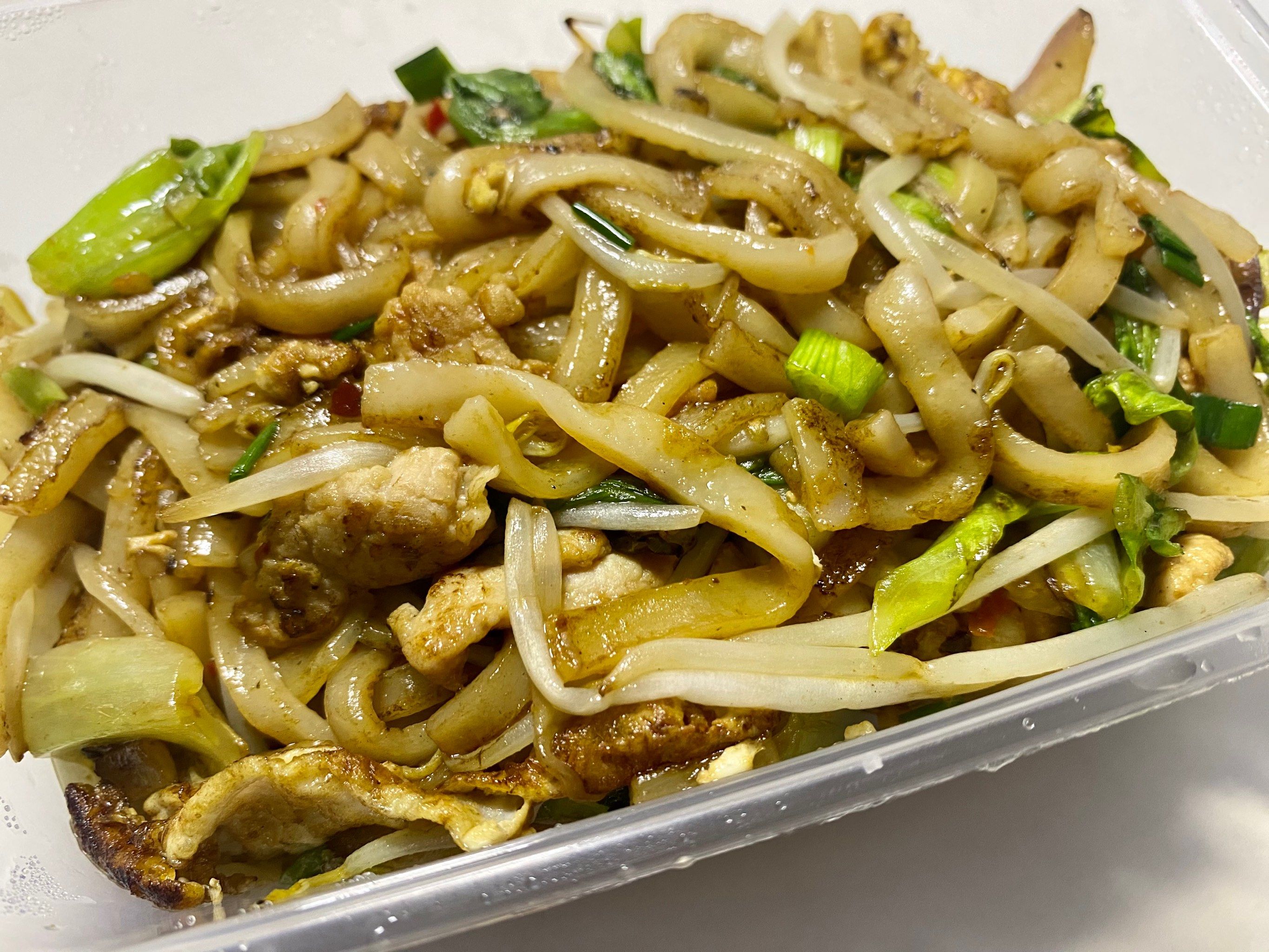 南山总算有好吃的炒粉摊,老板动作干脆利落,颠锅行云流水,少油多青菜