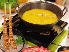 浓厚原只鸡煲花胶汤-鲜入围煮花胶鸡海鲜火锅