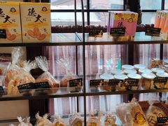 面包甜点陈列柜-东海咖啡馆