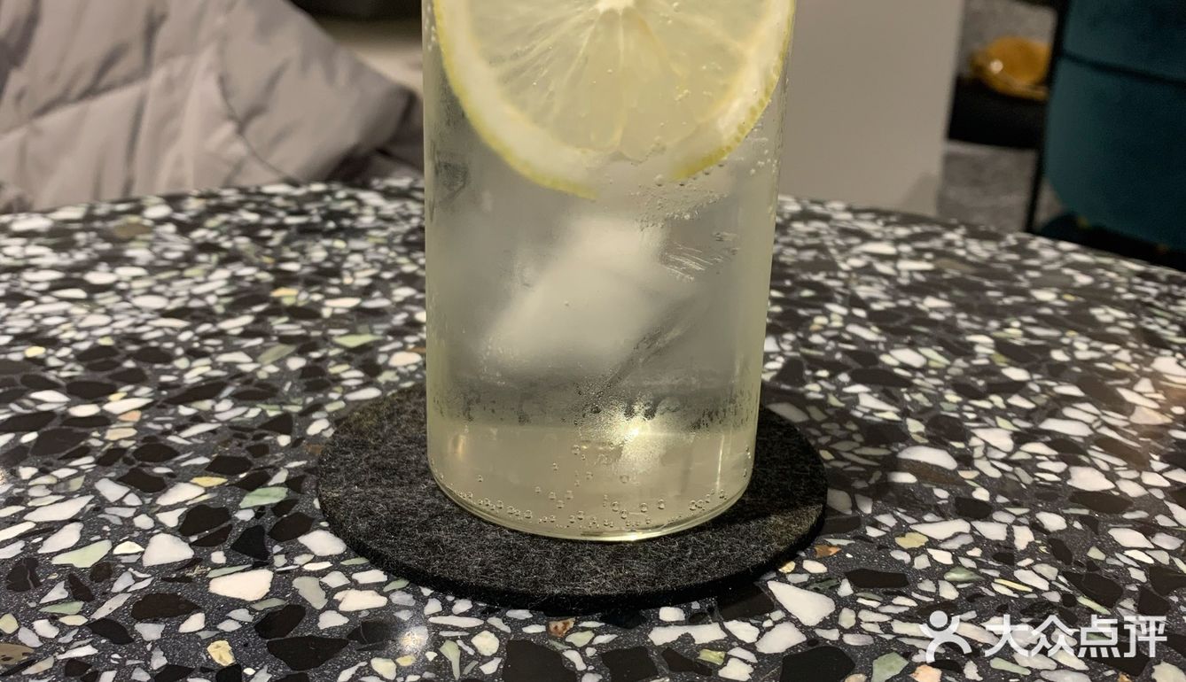 三楼的会贵一点，是设计师款，不过真的好看的