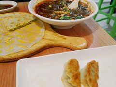 嗖嗖酸辣粉-甲乙饼·北京手工肉饼(西直门凯德茂店)