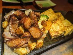 铁板黑椒雪花牛里脊配黄油煎时蔬-鳗鱼家·深夜食堂(军博店)