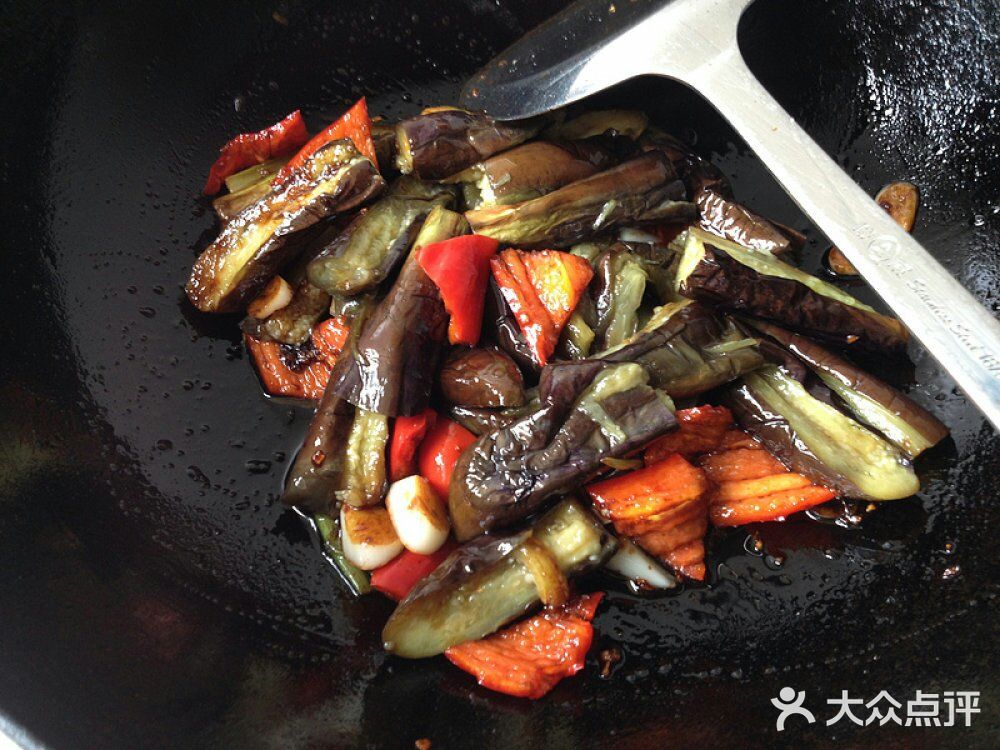 茄子去蒂洗净后用毛巾擦干水分