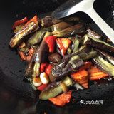 茄子去蒂洗净后用毛巾擦干水分