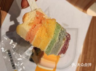 彩虹蛋糕很冶愈，吃了心情会变好