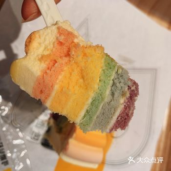 彩虹蛋糕很冶愈，吃了心情会变好