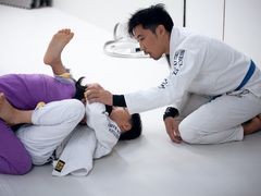 -菠萝格斗巴西柔术训练馆