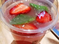 草莓可尔必思波波-满记甜品(荟聚购物中心店)