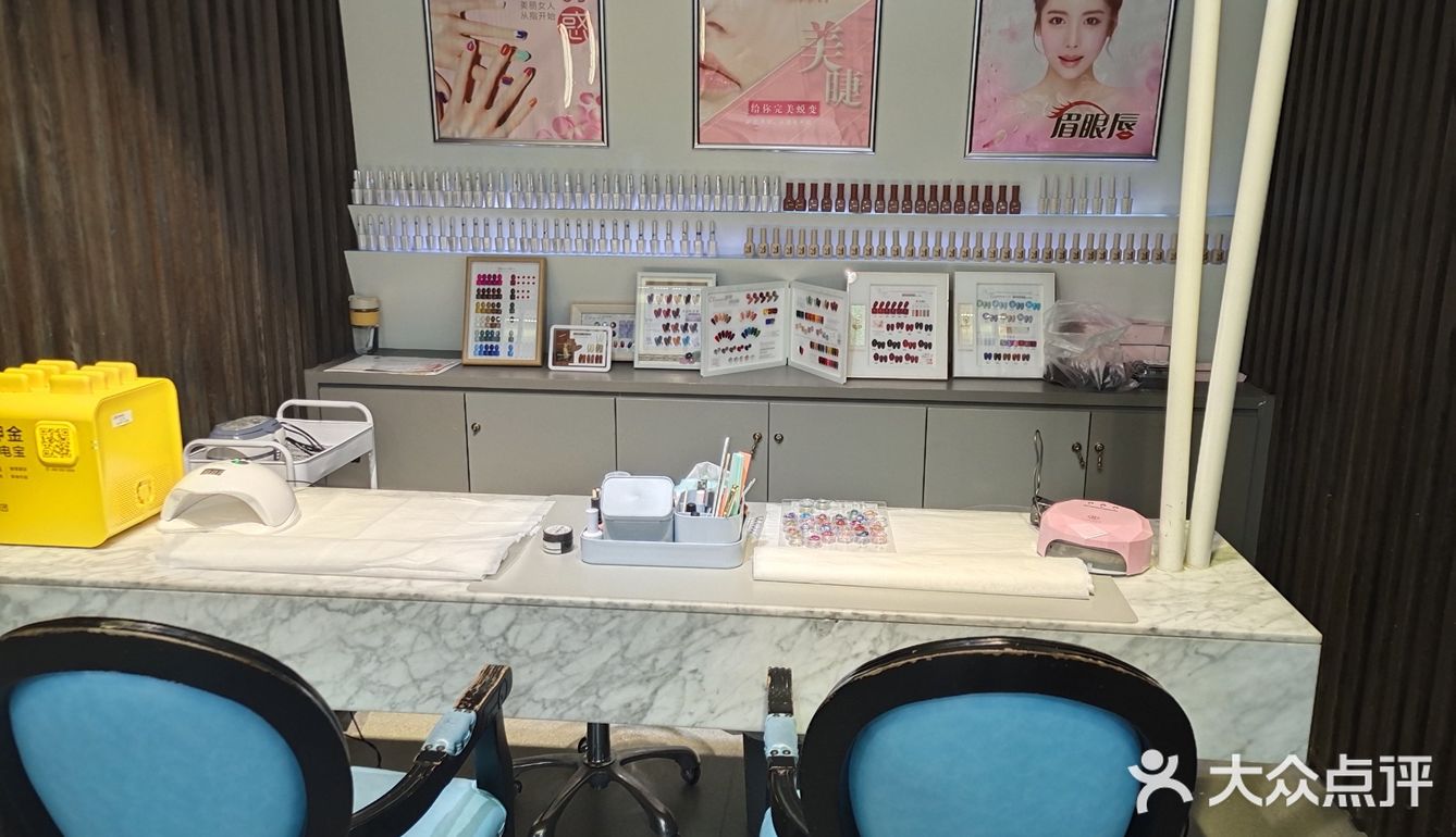 美甲可以免费跳两指，颜色有两百多种可以选择