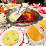 [礼花]斌弟家串串火锅🍲喔～免费甜品好好吃😋