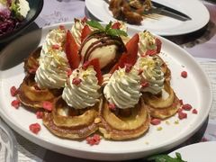 等叫草莓奶油芝士冰淇淋松饼-娜娜家·Nana's restaurant(国金汇店)
