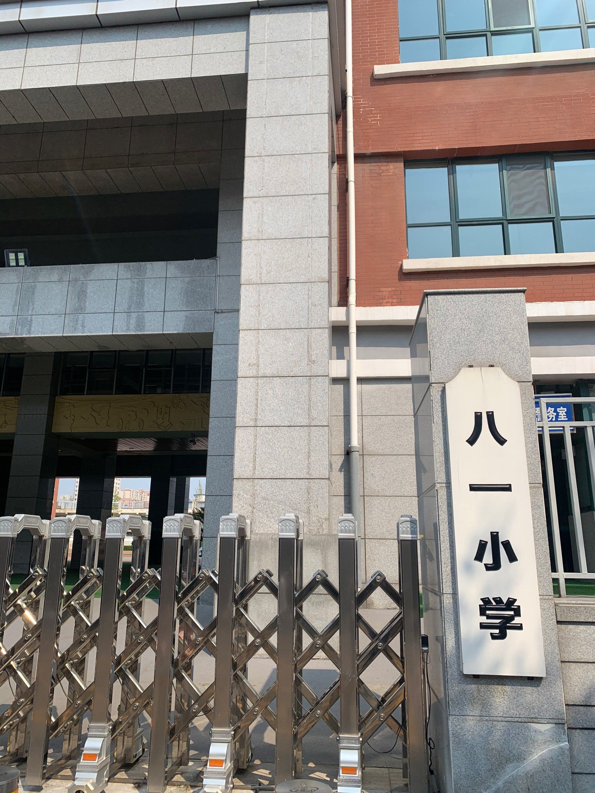 n环境:学校始建于1984年,2000年之后重新大翻新过一次