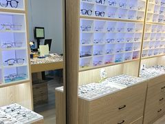 -天空之镜眼镜店蔡司依视路配镜授权零售店(望京颐堤港店)