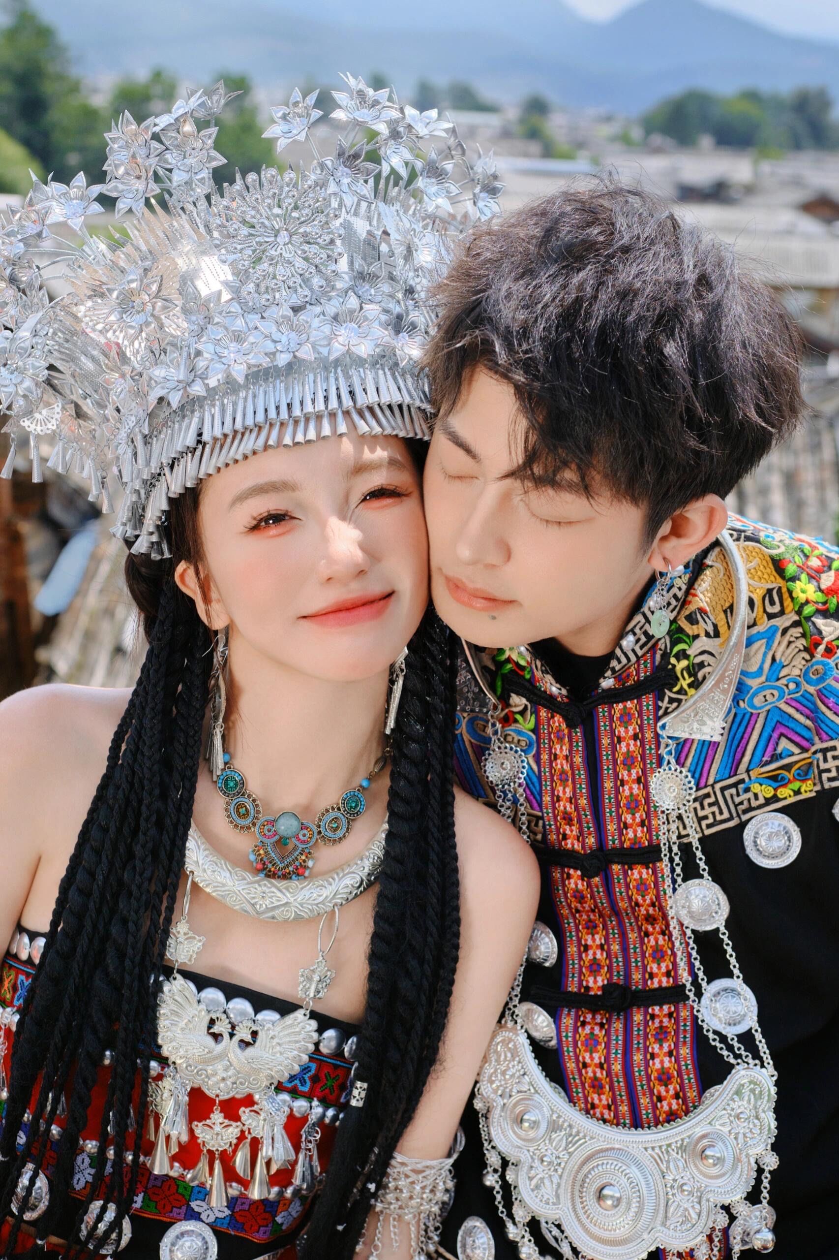 的🐶粮我先吃为敬
红色苗族情侣写真cp感满满🈵
眼波流转间