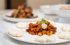 Eight Treasure Spicy Sauce with Lotus Leaf Buns