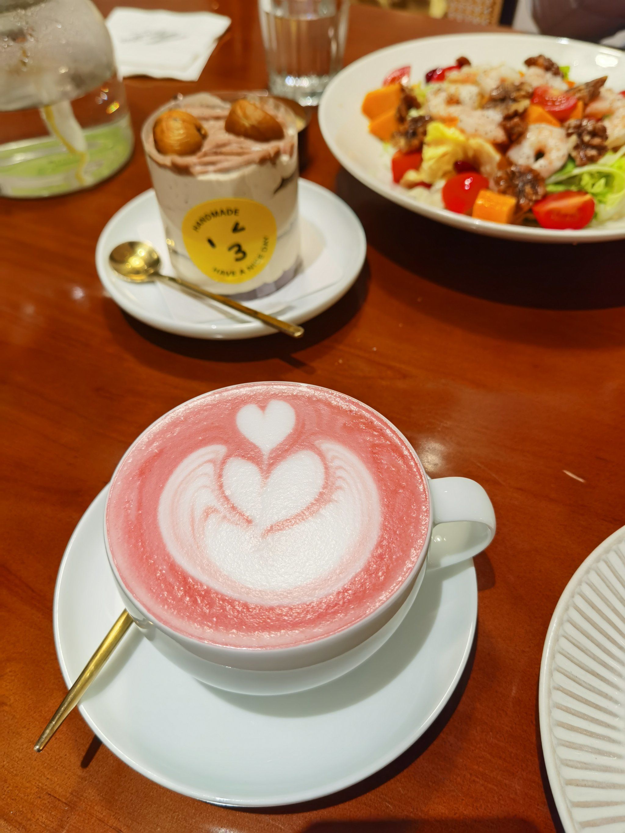 一杯红丝绒拿铁开启美好周三