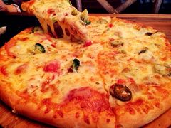 百好乐比萨与辣恶魔比萨双拼-百好乐宠物友好餐厅(朝外大街店)