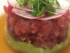 新鲜金枪鱼配牛油果泥-牛排家(北京长安街英皇集团中心店)