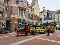 -王府井奥莱棋盘山小镇