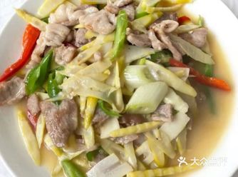 峨眉山一家开满鲜花的饭店,香甜的空气伴爽口小菜