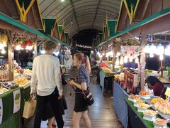 -席娜卡琳火车铁道夜市