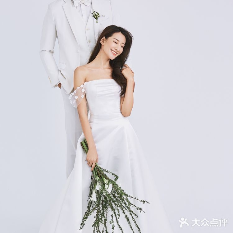 室内极简婚纱照，简单的幸福