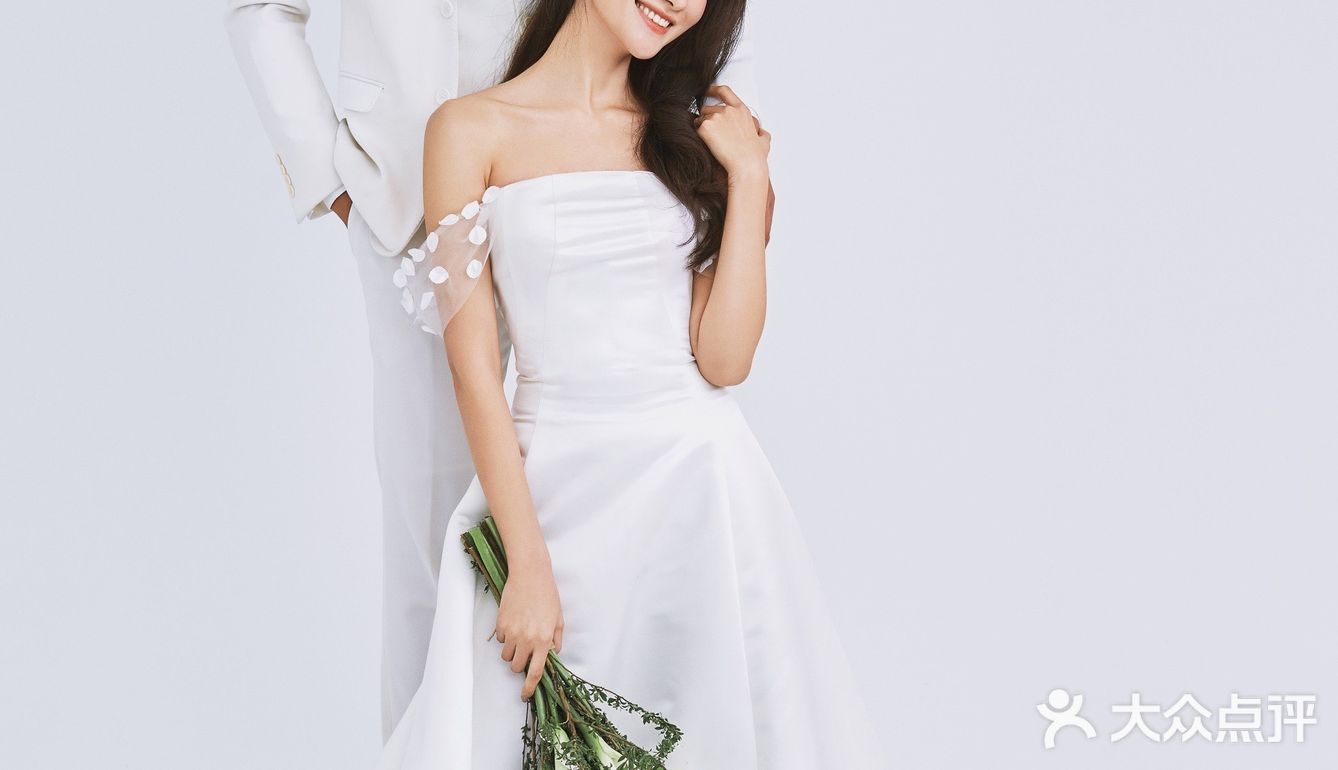 室内极简婚纱照，简单的幸福
