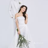 室内极简婚纱照，简单的幸福
