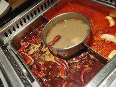 三味锅（菌汤+骨汤+牛油辣）-巴奴毛肚火锅(广益哥伦布店)
