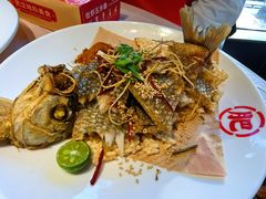 -肥肥虾庄·金牌油焖大虾(汉街SKP店)