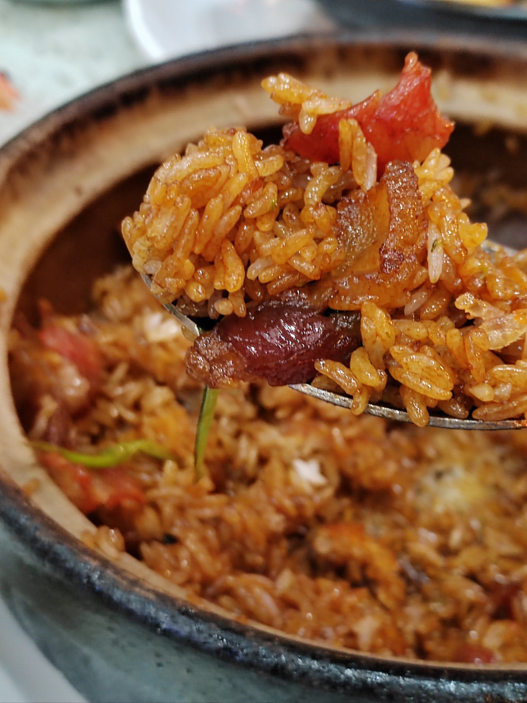 港式餐厅,招牌的煲仔饭,堪称是一绝,灵魂,的酱汁和香肠~米饭98完美