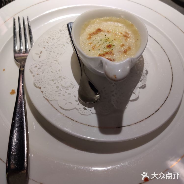 戈雅法餐厅红山店。门口是没有位置停车的，必须往前走到