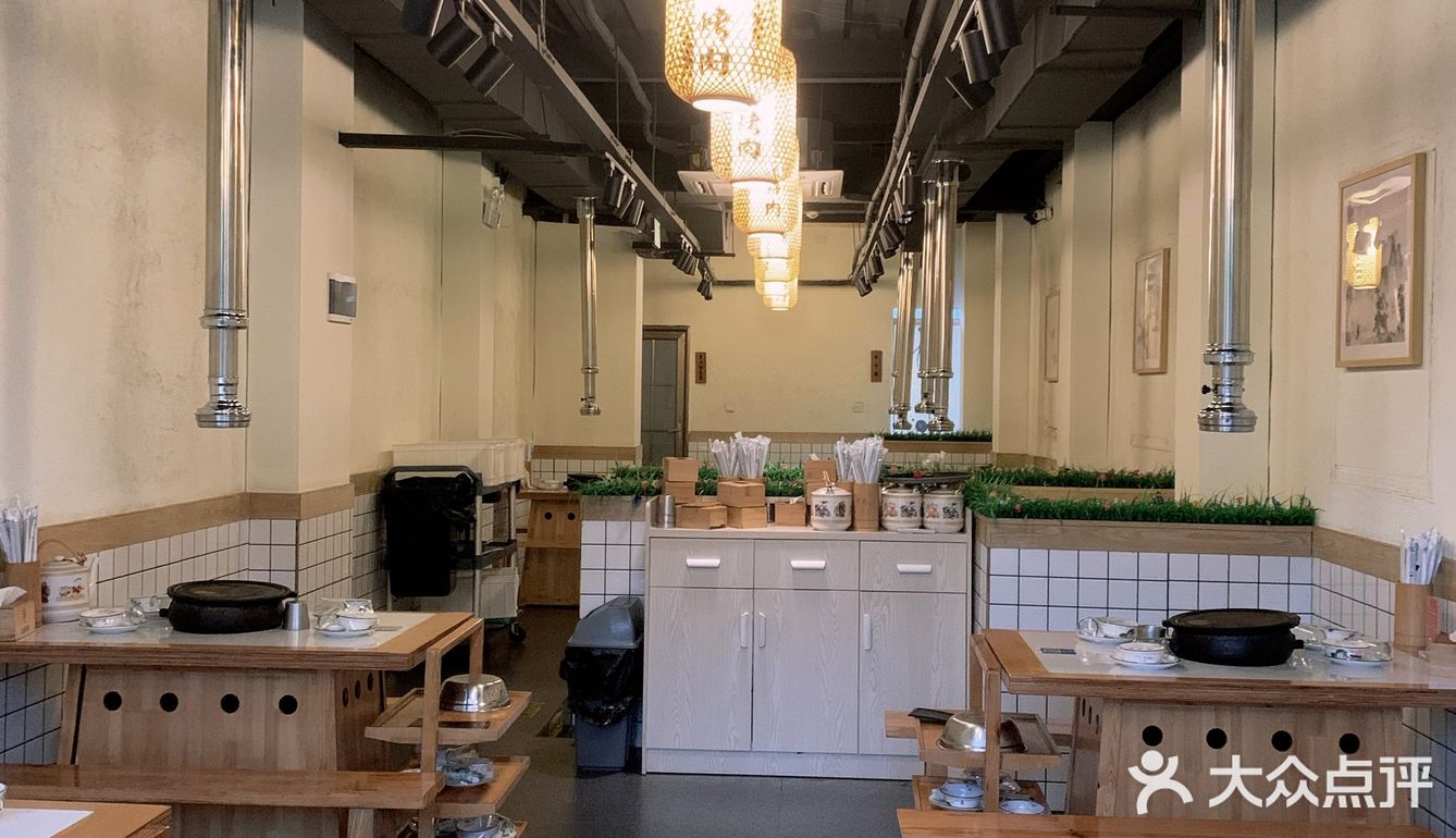坐落于西街的一家绝美烤肉店  阳台上可近观西街的热闹