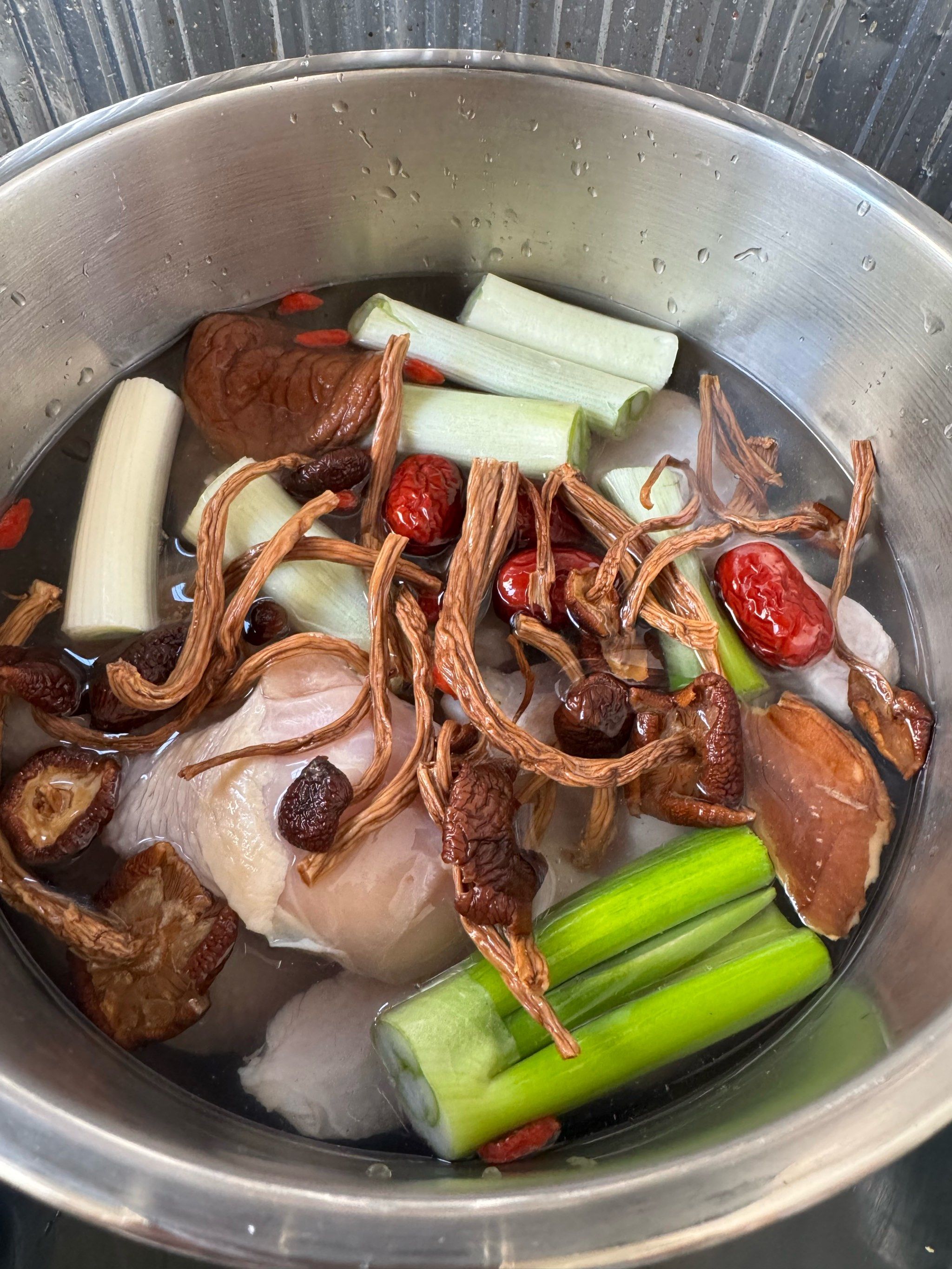 家的味道:鸡腿菌菇汤